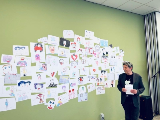 Cultureel Programmeur Eddy Appels opent de expositie van Dinie Besems 3 mei 2024 Cultureel-Programmeur-Eddy-Appels-opent-de-expositie-van-Dinie-Besems-3-mei-2024